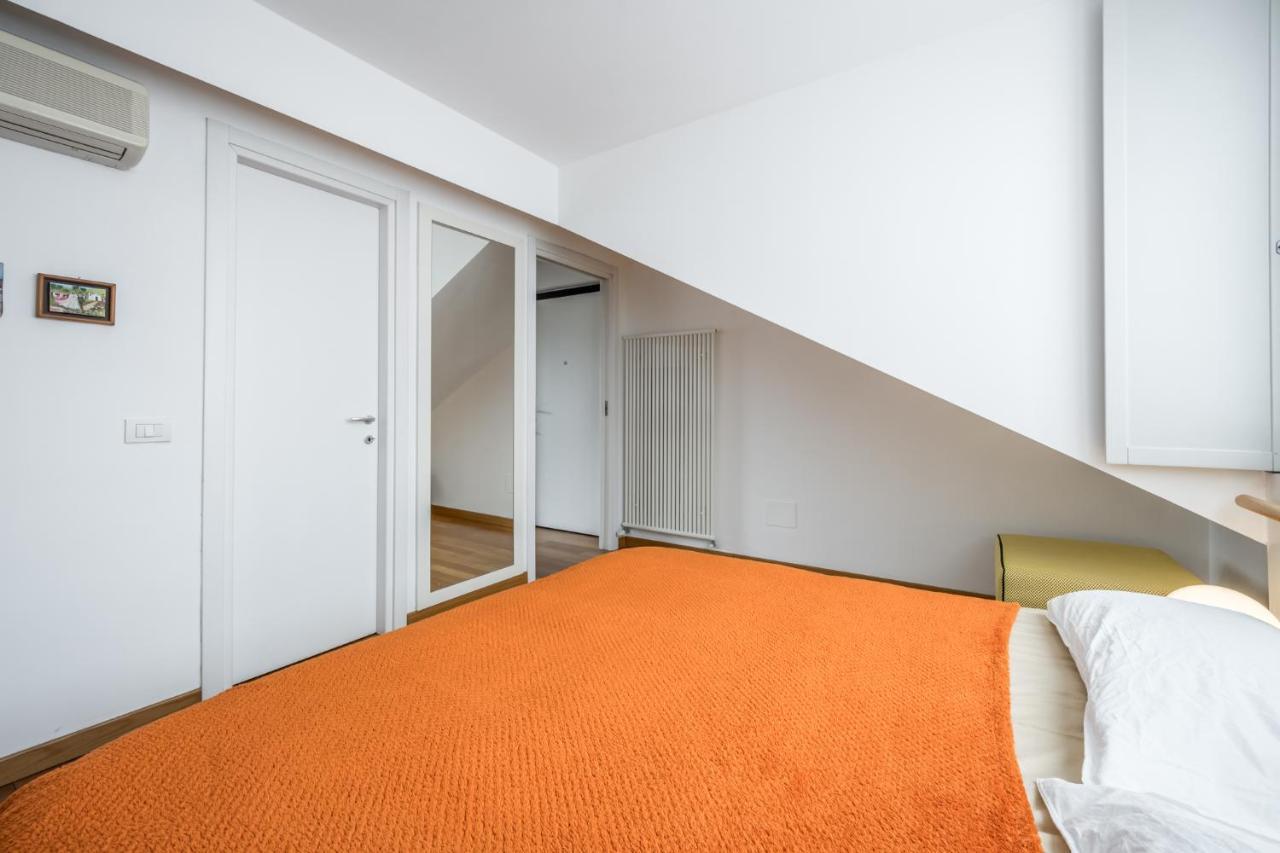 The Orange Attic - Navigli Area Apartment Milan Bagian luar foto
